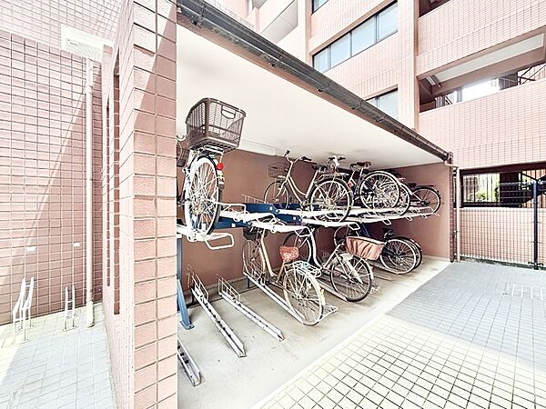 外観「無料オンライン相談」受付中！駐輪場は屋根付き