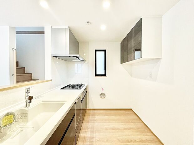 爽やかな風が通り抜けるキッチン。窓があるので明るく換気にも役立ちます。