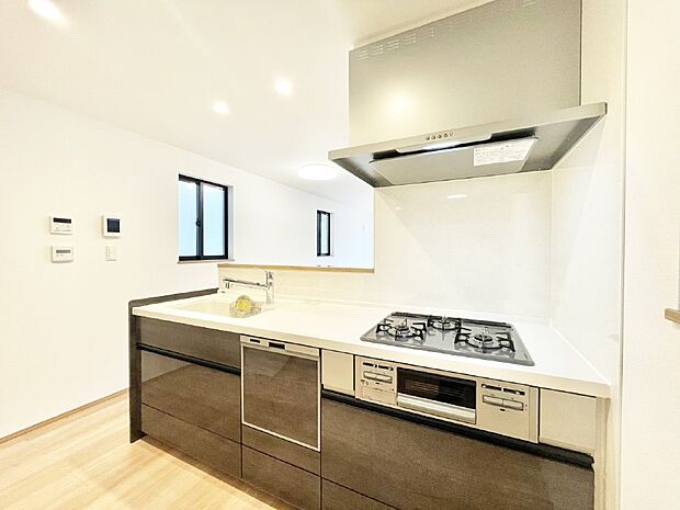 カウンター越しに楽しいおしゃべり。いつものお料理がもっと美味しくなりそうですね。