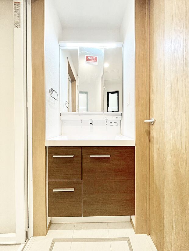 スタイリングに便利な三面鏡、ミラーキャビネットで細かい物スッキリ