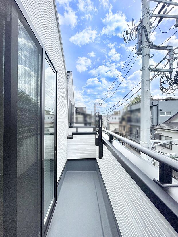 暖かな陽光が降り注ぐバルコニーはお洗濯におすすめ。爽やかな風も心地よいです。