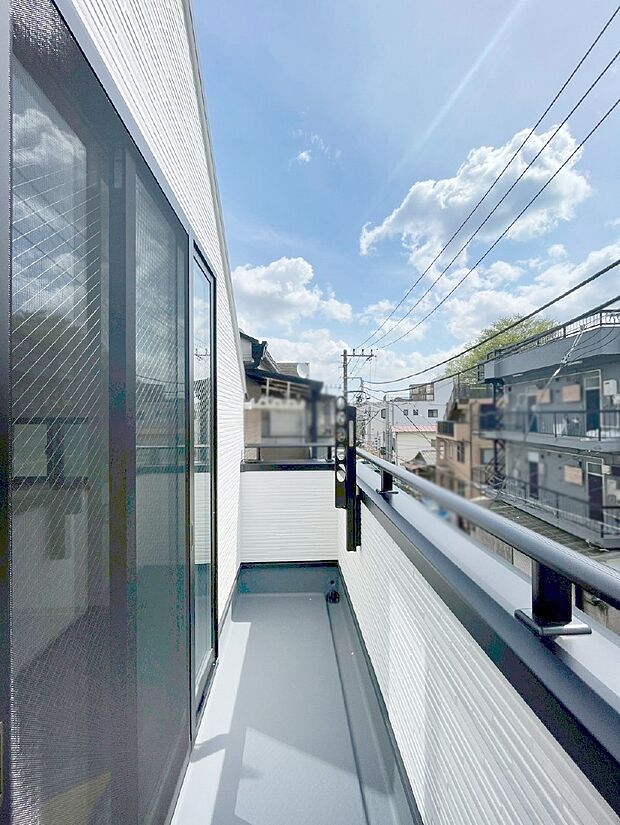 暖かな陽光が降り注ぐバルコニーはお洗濯におすすめ。爽やかな風も心地よいです。