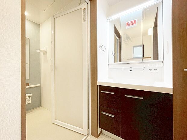 清潔感ある洗面化粧室で朝の身支度も快適