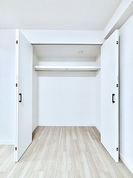 洋室クローゼット。奥行きがあるので厚手の衣類もすっきり収納できます。