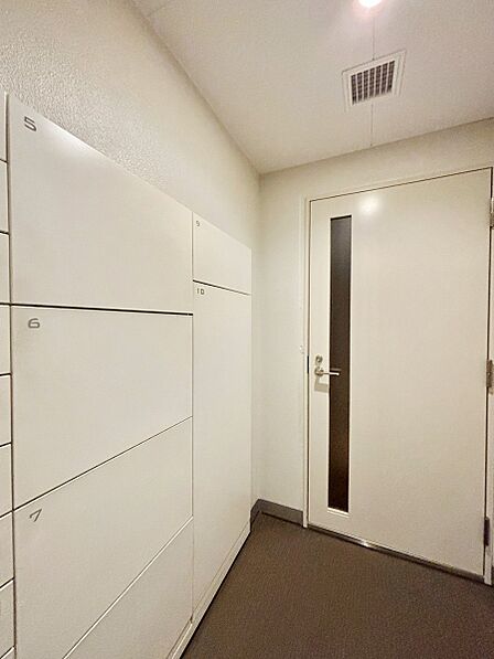 留守時のお荷物の受け取りもできる宅配ボックス付き　