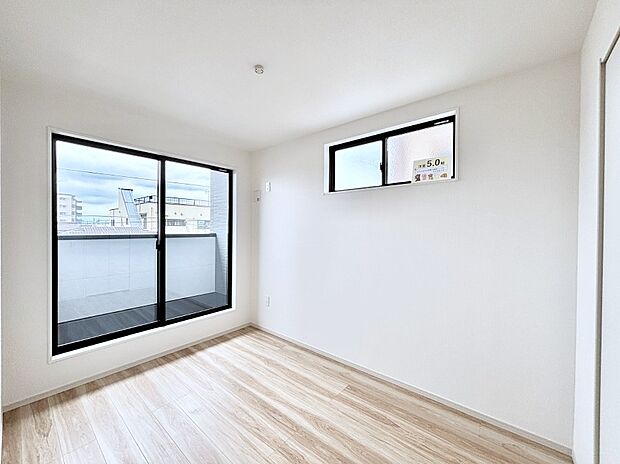 明るいバルコニーサイドに洋室を設置。目覚めの良い寝室に。 
