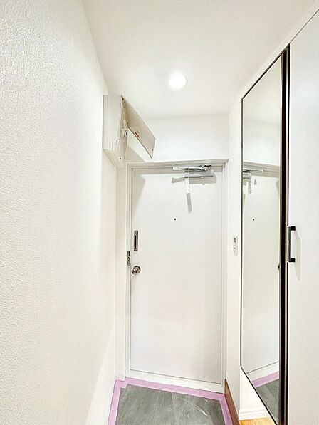 ミラー付きシューズボックスはお出かけ前の身だしなみチェックに便利