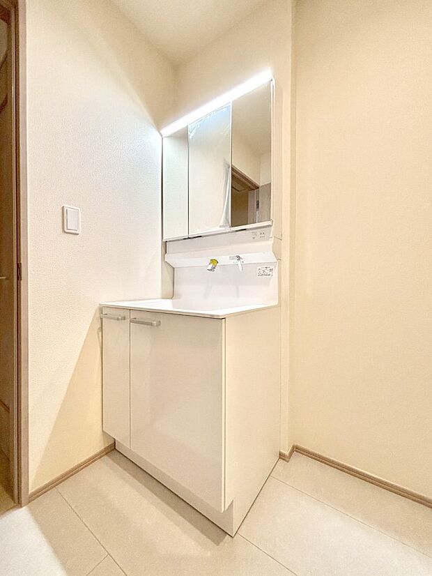 明るい洗面所は毎朝の身支度も楽しくできちゃいそうです。