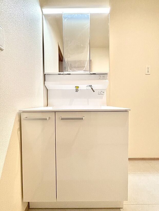 大きく見やすい三面鏡で清潔感ある洗面台は、身だしなみチェックや肌のお手入れにおすすめです。 