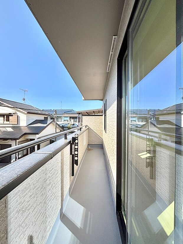 暖かな陽光が降り注ぐバルコニーはお洗濯におすすめ。爽やかな風も心地よいです。 