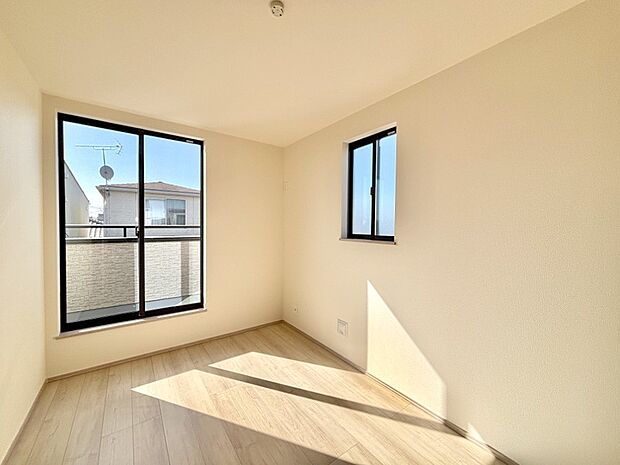 明るいバルコニーサイドに洋室を設置。目覚めの良い寝室に。 