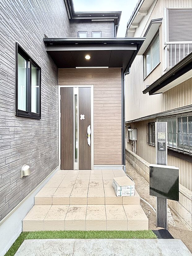 大切な家族、来客を出迎える玄関。