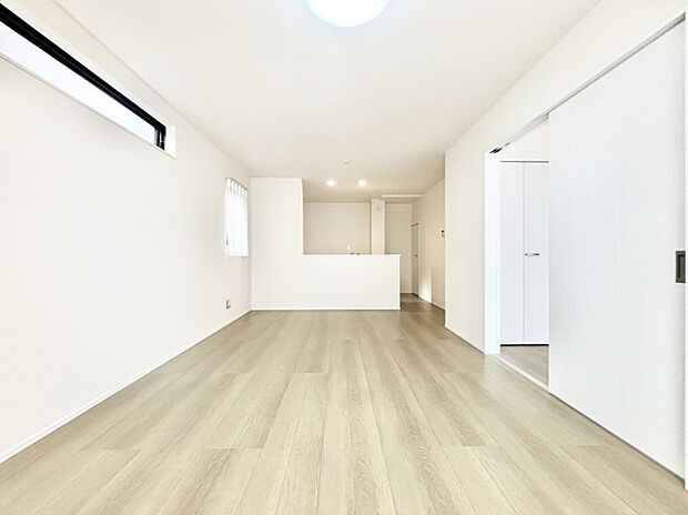 明るい陽光が注ぎ、寛ぎの雰囲気に満たされるリビング・ダイニング。 