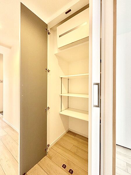 設備「無料オンライン相談」受付中！掃除道具や季節の小物を収納することができます。