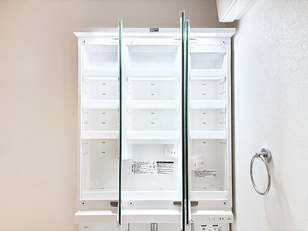 三面鏡の裏に、化粧品や衛生用品などを収納可能。洗面台をすっきりと保ちます！