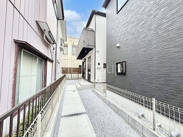 奥まった地形は、車道に面しておらず、静かでプライベート感を味わえる立地です。