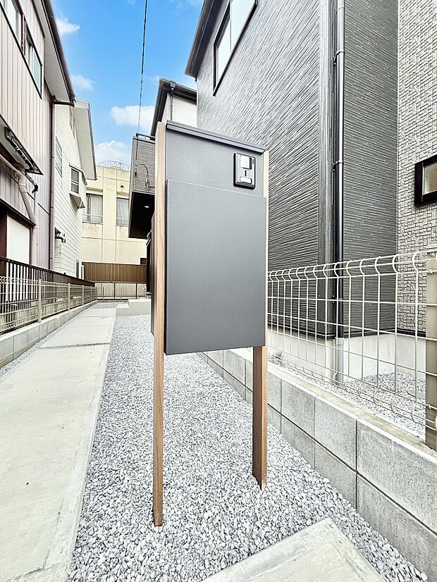 表札・インターホン・ポスト・宅配BOXをひとつに集約。エントランスになじむシンプルデザイン。
