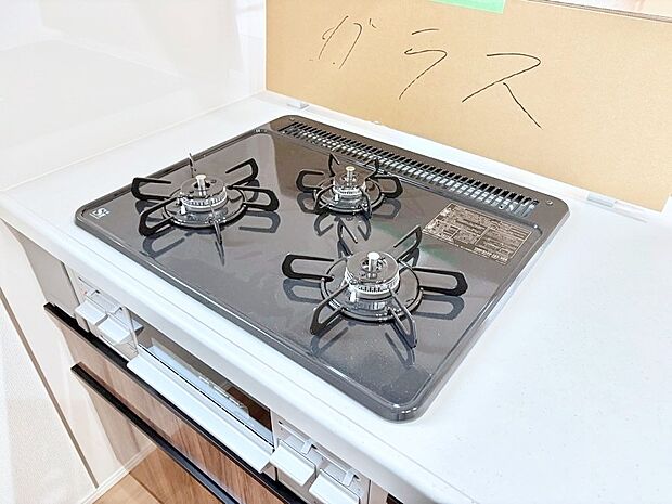 ガスコンロはSiセンサー搭載。火力調節や焦げ付き・消し忘れも防いでくれます。