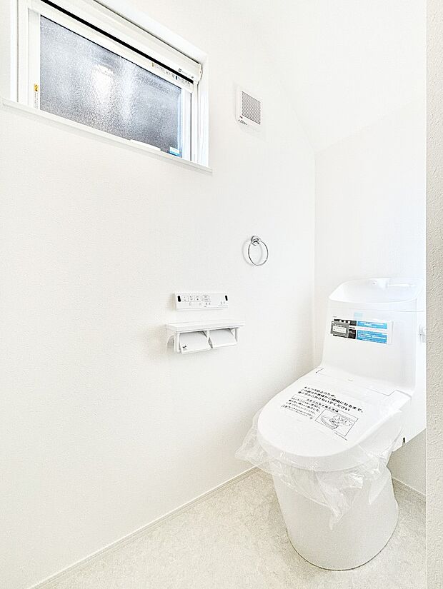 明るく清潔感のあるトイレです。