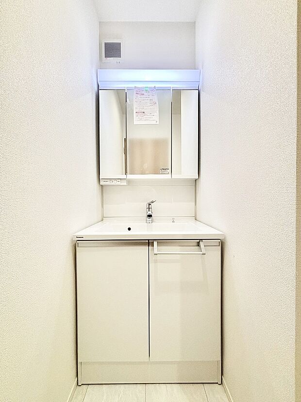 大きく見やすい三面鏡で清潔感ある洗面台は、身だしなみチェックや肌のお手入れにおすすめです。