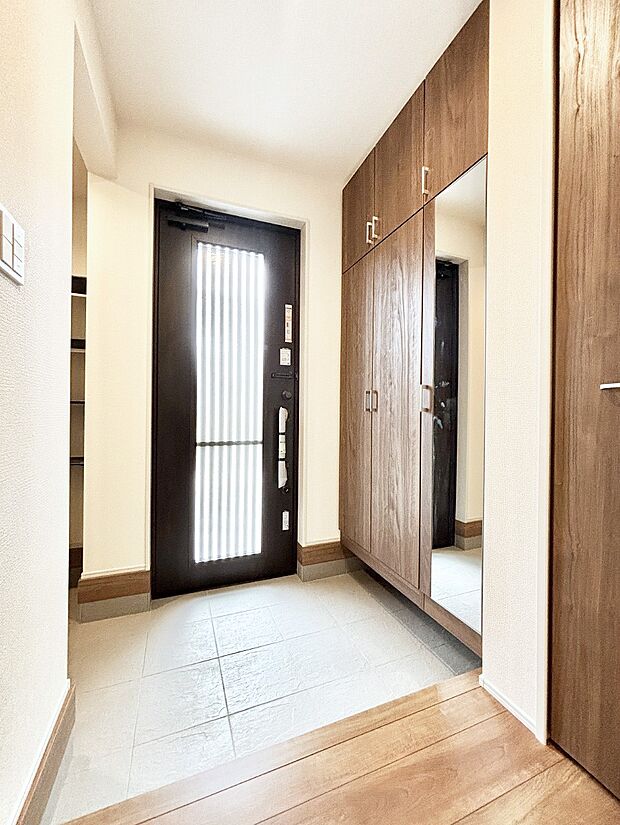 土間収納・ミラー付きの玄関。家族全員の靴や雨具などすっきり収納できます。