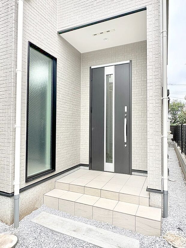 大切な家族、来客を出迎える玄関。