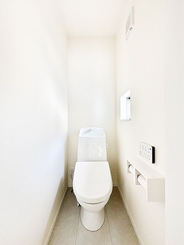 内装「無料オンライン相談」受付中!明るく清潔感のあるトイレです。