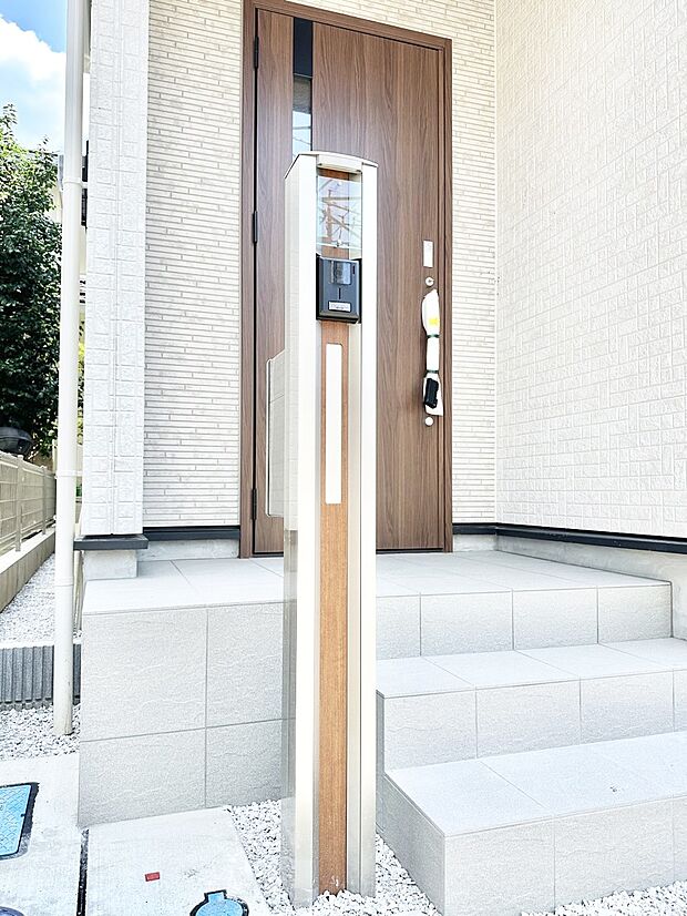 外観「無料オンライン相談」受付中!シンプルデザインのポスト。