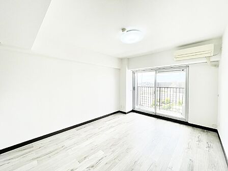 大きな窓からたっぷりの陽光と風を感じられるリビング