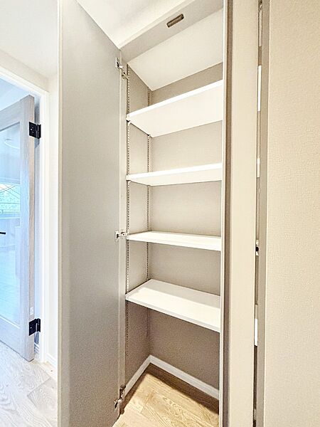 廊下収納。掃除道具や季節の小物を収納することができます。