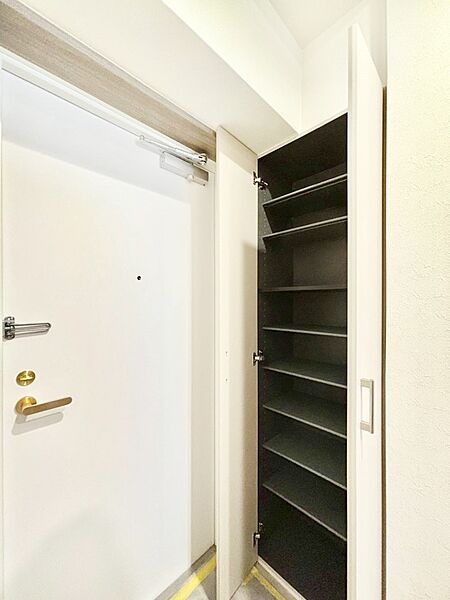 たっぷり収納できるシューズボックスで家族全員の靴も、玄関すっきり。