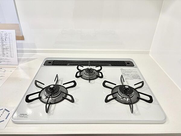 ガスコンロはＳｉセンサー搭載。火力調節や焦げ付き・消し忘れも防いでくれます。