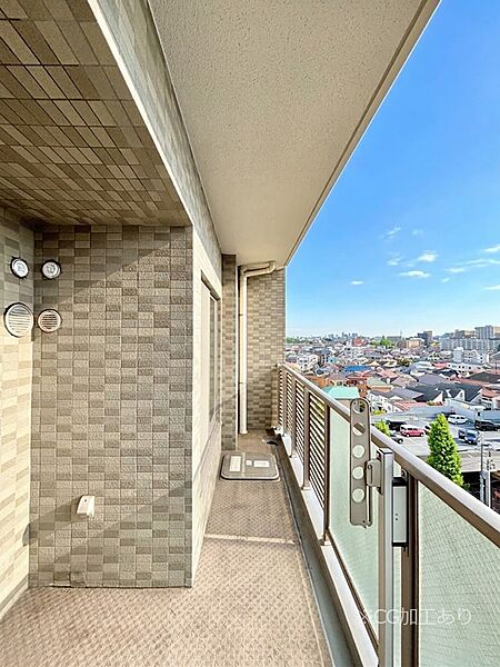 お部屋に開放感と採光をプラスしてくれるバルコニー