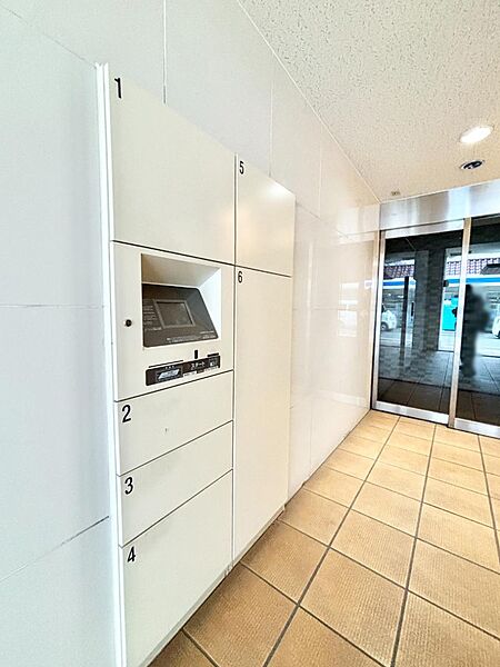留守時のお荷物の受け取りもできる宅配ボックス付き