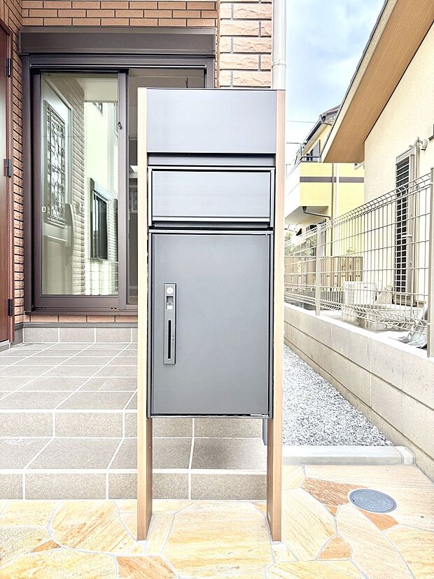 シンプルデザインのポスト。