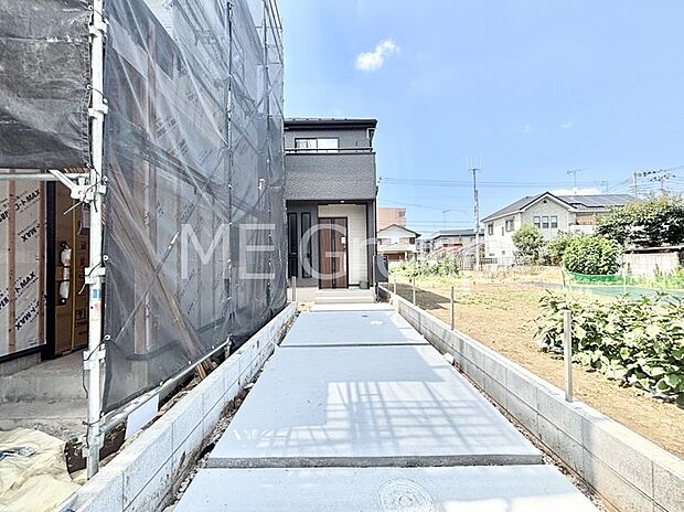 奥まった地形は、車道に面しておらず、静かでプライベート感を味わえる立地です。