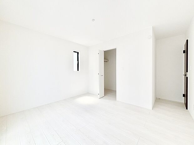 ウォークインクローゼットがあるお部屋!季節ごとの入れ替えも不要で便利です。