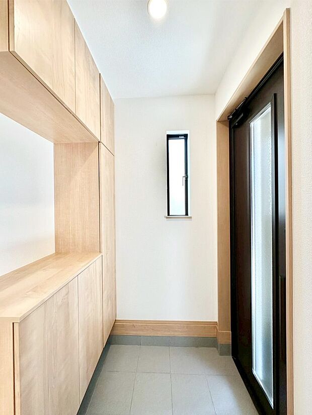 飾り棚を利用して、お越しいただくお客様をおもてなしできます。　