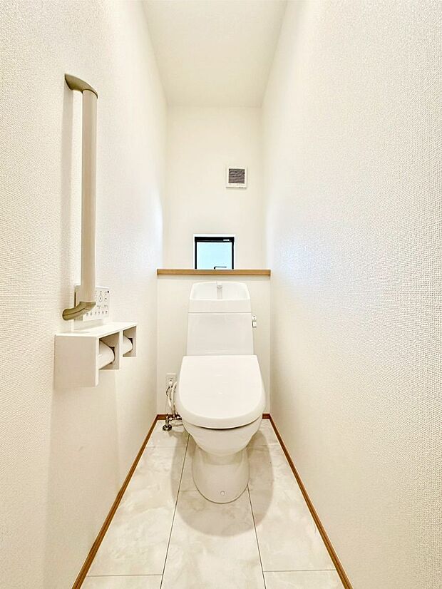 明るく清潔感のあるトイレです。 　