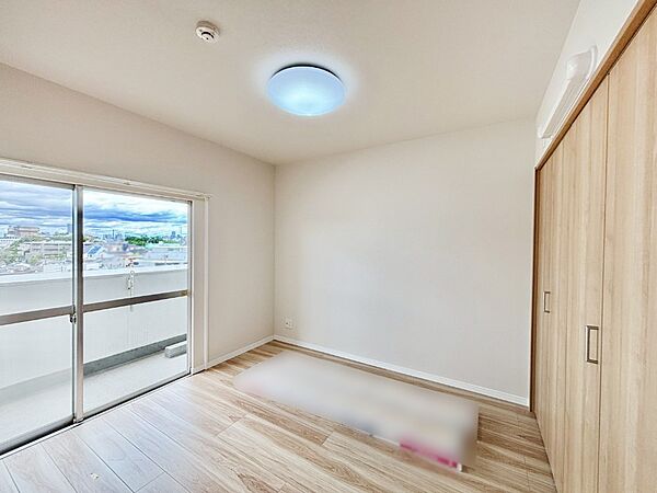 バルコニーに繋がるお部屋は開放感があります。