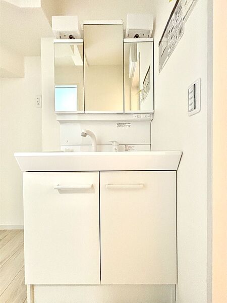 大きく見やすい三面鏡で清潔感ある洗面台は、身だしなみチェックや肌のお手入れにおすすめです。