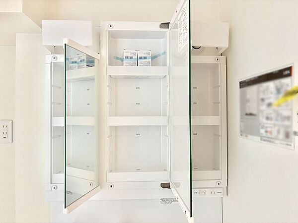 三面鏡の裏に、化粧品や衛生用品などを収納可能。洗面台をすっきりと保ちます！