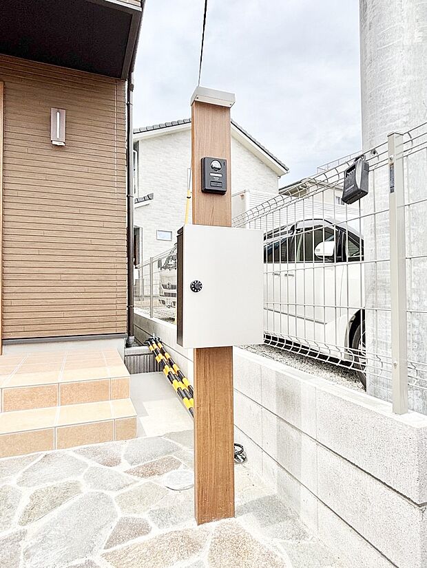 シンプルなデザインのポスト