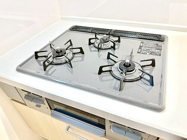 ガスコンロはＳｉセンサー搭載。火力調節や焦げ付き・消し忘れも防いでくれます。
