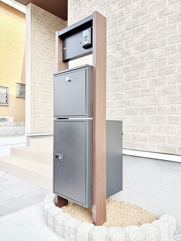 表札・インターホン・ポスト・宅配ＢＯＸが一体型となったシンプルデザインの門柱