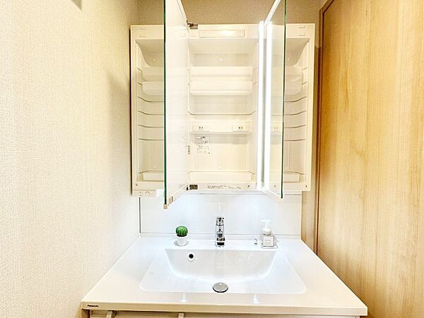 設備「無料オンライン相談」受付中！三面鏡の裏に、化粧品や衛生用品などを収納可能。