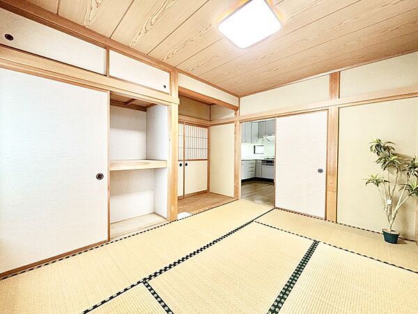 リビング隣接の和室は毎日の暮らしに癒しと安らぎをもたらしてくれます