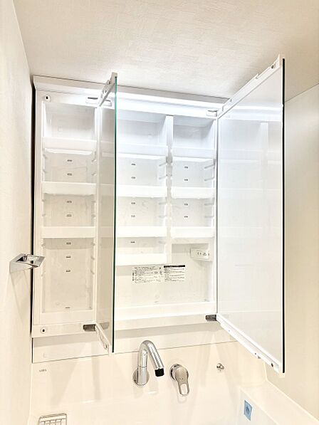 三面鏡の裏に、化粧品や衛生用品などを収納可能。洗面台をすっきりと保ちます!