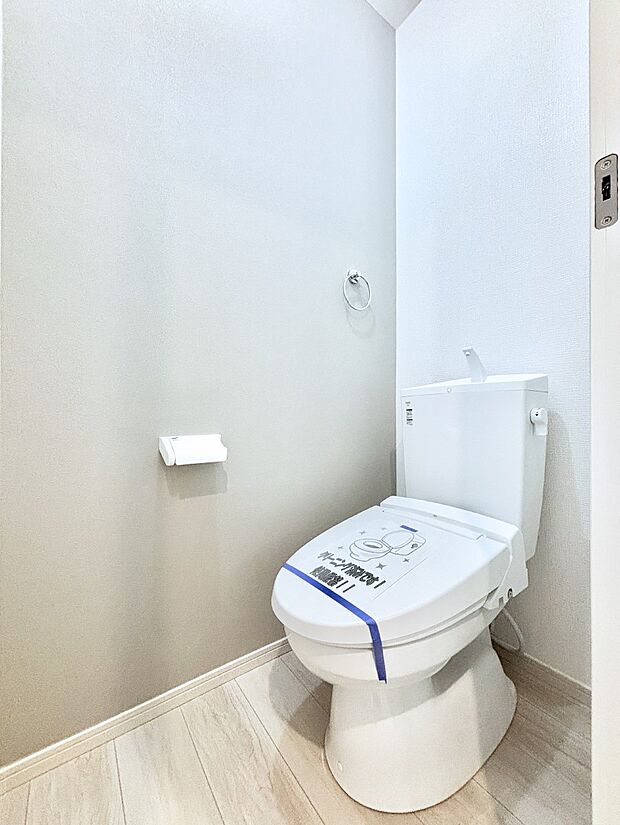 内装「無料オンライン相談」受付中！ウォシュレット付きトイレが1階と2階それぞれに配置さ