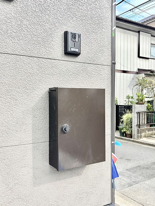 外観「無料オンライン相談」受付中!シンプルデザインのポスト。